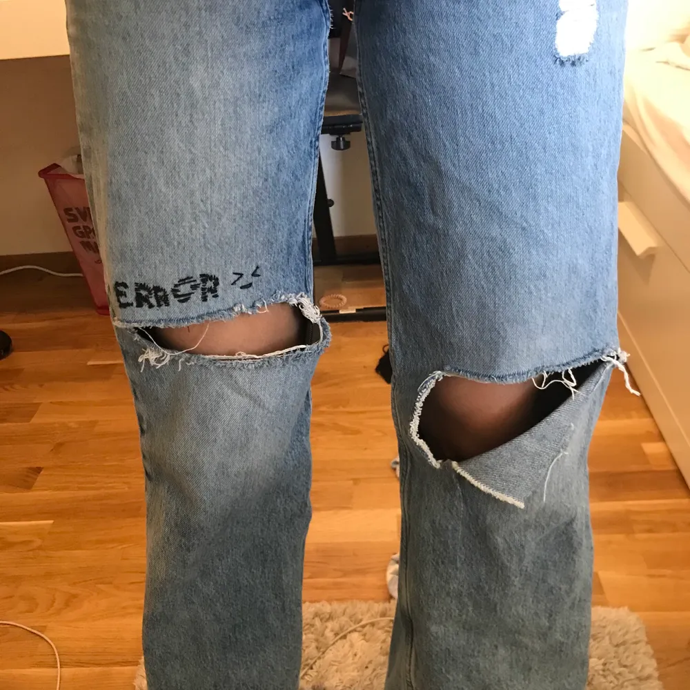 Säljer ett par superfina raka jeans från bikbok som jag köpte i våras. Jag harsjälv har broderat ”ERROR >_<” på:)) Säljs pga att jag har tröttnat på dom :/ Buda gärna från 300💓. Jeans & Byxor.