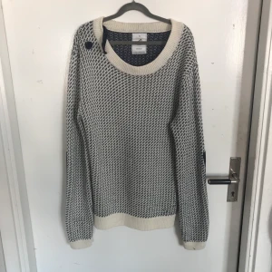 Stickad tjocktröja  - Jätte fin oanvänd stickad tröja med lappar på armbågarna. Frakt: 25 kr