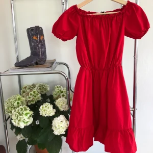 Röd klänning  - Singoalla klänning, man blir typ den här emojin —> 💃🏼💃🏼 