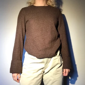 Ribbad tröja  - Ribbad brun tröja från Pieces. Aldrig använd. Supermjukt material! Frakten är medräknad i priset (63kr) och betalning sker via swish innan paketet skickas❤️