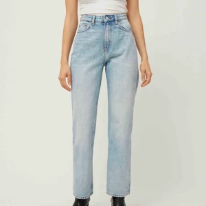 weekday jeans - köpte från någon annan här på plick (lånad bild) men var förstora på mig. storlek 27/30 passar s-m typ, de som är runt 165-170cm. nypris 500kr från weekday. buda