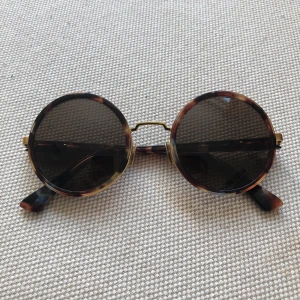 Rodebjer solglasögon Liv - Knappt använda solglasögon från Rodebjer i modell Liv. Nypris ca 2500kr.