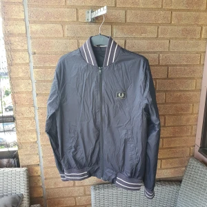 Fred perry-jacka - Mycket bra skick, inga hål. Väldigt tunn och skön jacka! 