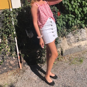 En vit jeanskjol - Säljer en jättefin vit jeanskjol från Gina Tricot i storlek 34🌸💖 ingår frakt eller mötas upp🙌🏼🙌🏼