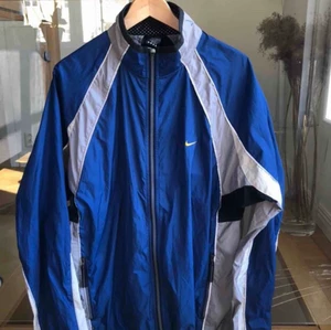 Nike vindjacka stlk L - Supercool vindjacka som jag köpte här på plick men den är tyvärr för storm för mig:(🦋 Frakten ligger på 60kr💖