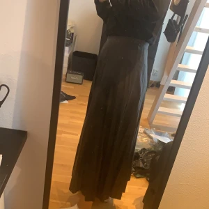 Fakeläderkjol - Kjol från ASOS storlek 36 aldrig använd. Fakeläder-material. Jag är 170 cm lång och längden är perfekt för en maxikjol. Nypris 399 kr. Köparen betalar frakt 59 kr.