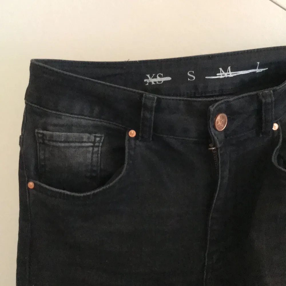 Stretchiga jeans i lite gråaktig svart! Lite blekare över knän och lår som om de är slitet jeans.  Utsvängda från vaden och ner! Frakt ingår i priset 🍀. Jeans & Byxor.