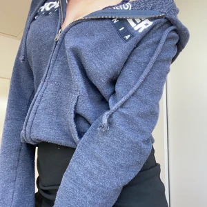 Hollister zip tröja stl S - Köpt för ca 1 år sedan och använd några enstaka gånger.