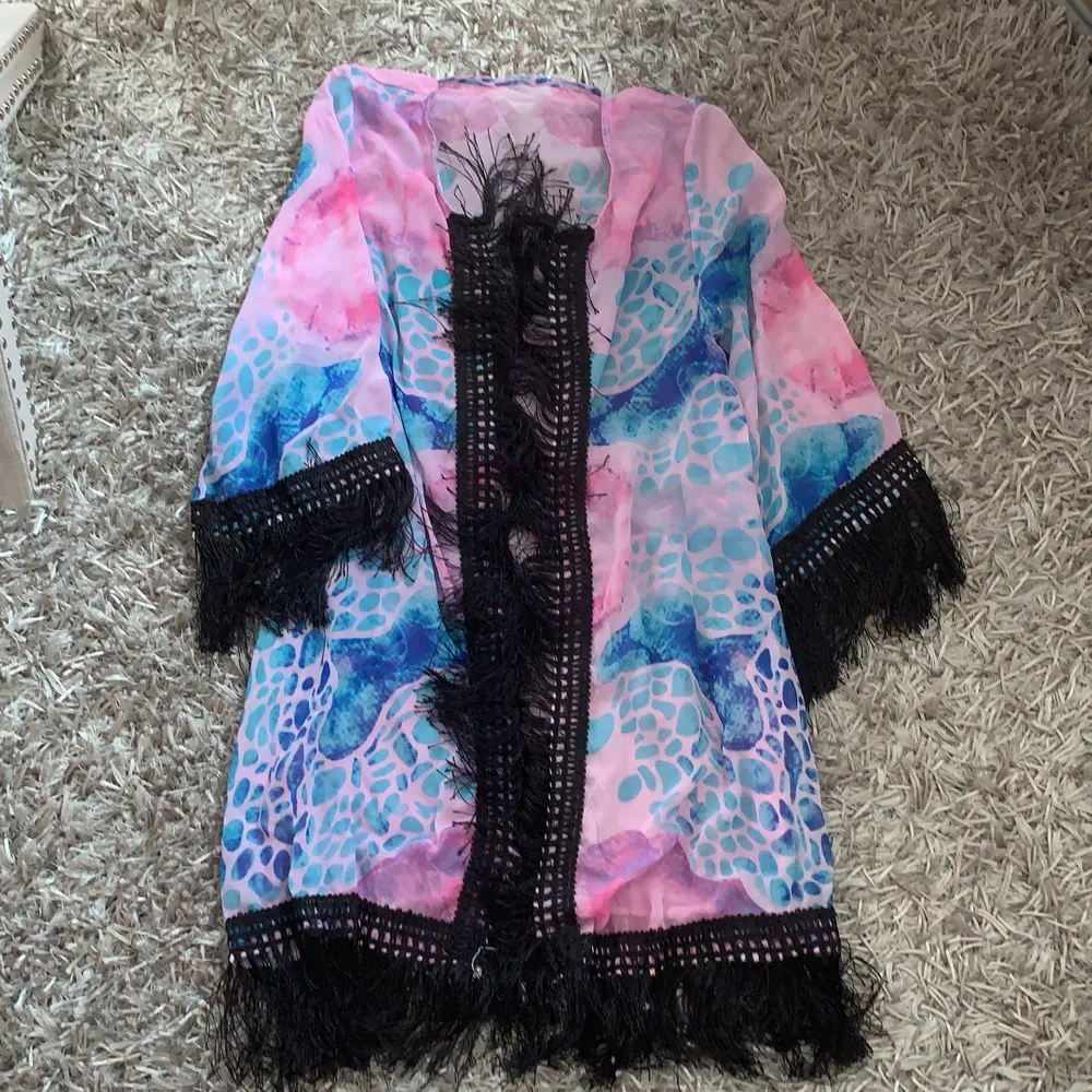 Fin och luftig kimono/morgonrock med ett fint mönster. Passar flera storlekar. Frakt ingår. Tröjor & Koftor.