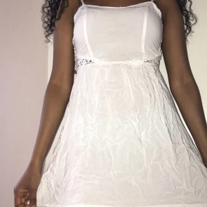 Summerdress 🤩 - •Säljer min fina klänning från H&M.                     •Väldig skrynklig då den legat i gaderoben men i bra skick o nytvättad. Frakt ingår.