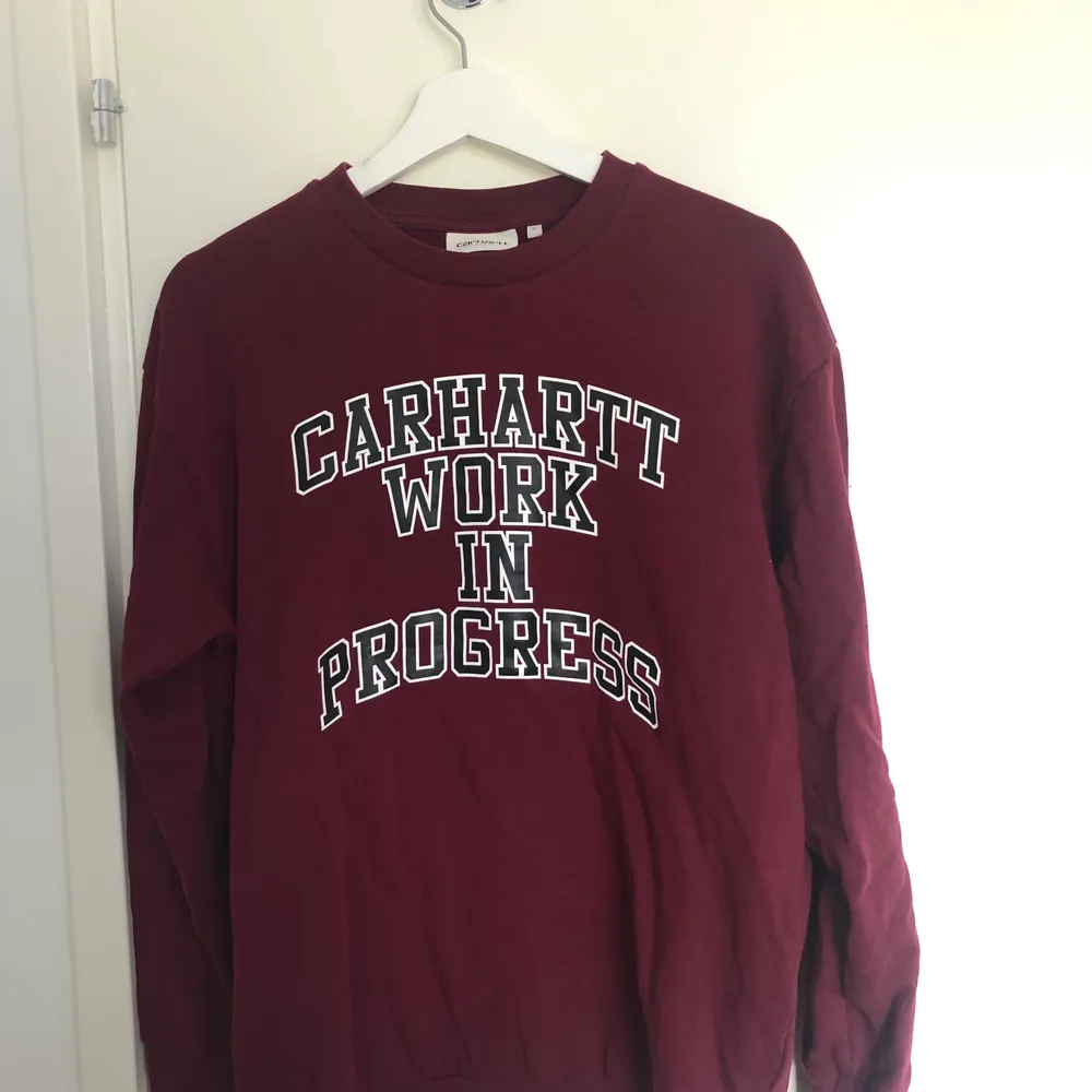 Vinröd sweatshirt från carhartt, aldrig använd köpt för 479kr . Tröjor & Koftor.