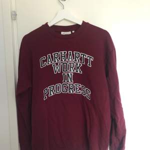 Vinröd sweatshirt från carhartt, aldrig använd köpt för 479kr 