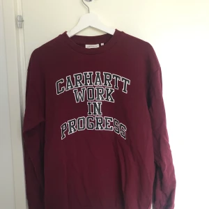 Sweatshirt från Carhartt - Vinröd sweatshirt från carhartt, aldrig använd köpt för 479kr 