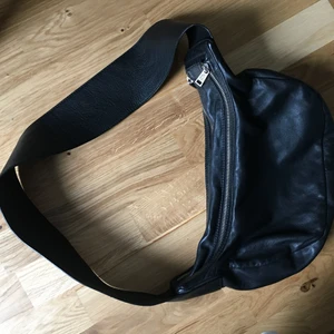 Snygg cykelväska från Vera  - Nästan helt oanvänd skinnväska från Vera. Köpt förra sommaren. Man får ner ganska mycket i och de finns snygga fack för mobil osv. Väskan är snygg att trä över samt ha den som axelremsväska. Praktisk och enkel!