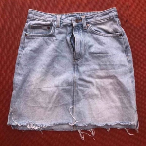  - Världens finaste jeanskjol! Måste tyvärr sälja pga att den är alldeles för liten för mig, det är därför jag inte har några bilder med den på. Slitningen på den var där när jag köpte den ny. Pris kan diskuteras!