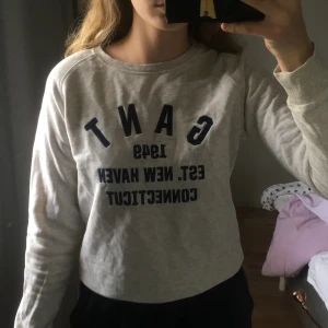Gant sweatshirt - Gant sweatshirt i bra skick!! Köpt på kidsbrandstore. Färgen är grå/ beige med marinblå text