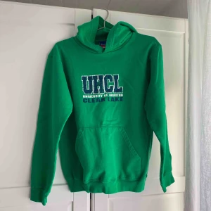  - Snygg college-hoodie från Champion! Köpt på Beyond Retro i Stockholm, säljer då den inte är min stil. XL barnstorlek, fint skick! Köpare står för frakt✨💕 ❗️BUDA❗️