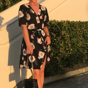 Klänning  - Säljer en superfin klänning från boohoo pga att det inte riktigt är min stil längre. Kan mötas upp i Linköping annars står köparen för frakten. 