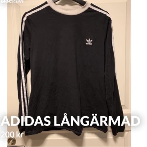 Adidas långärmad  - Säljer denna snygga adidas tröja i storlek 40 köpte den förra året för 379 kr men säljer den för 200 kr. Den är i god skick ✨  Djur finns i hemmet 🐱🐶