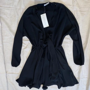 Klänning från chiquelle - Klänning köpt från chiquelle som tyvärr aldrig har blivit använd. Klänningen har en väldigt djup urringning som man knyter längst ner. Längden på klänningen är precis ovanför knäna. Vid fler frågor skicka gärna ett dm☺️. Frakt 50kr