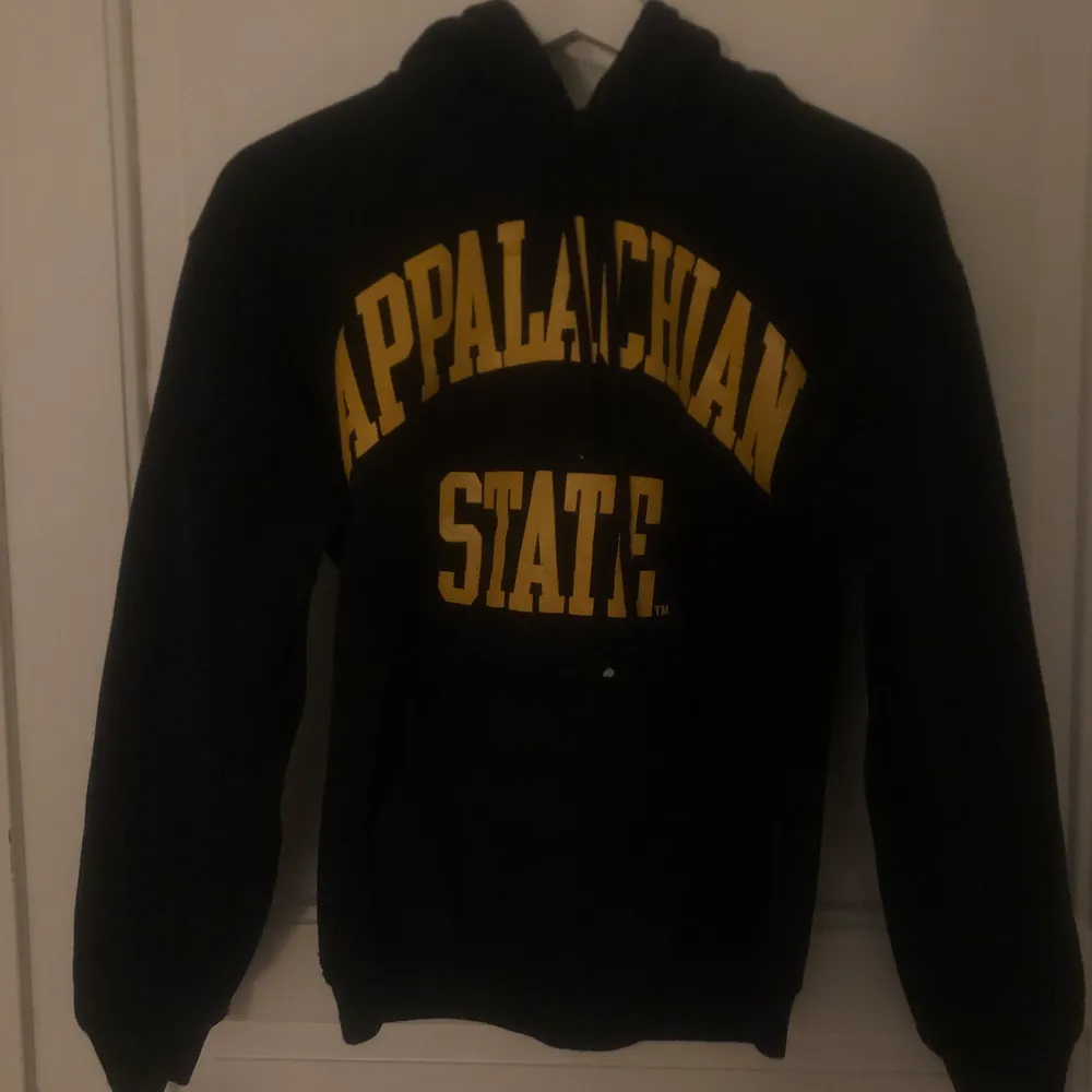 Säljer min vintage college hoodie. Sparsamt använd . Storlek S. Hoodies.
