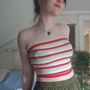 strapless top - strapless sommartopp i rött, vitt och gult. resår som gör att den sitter säkert!