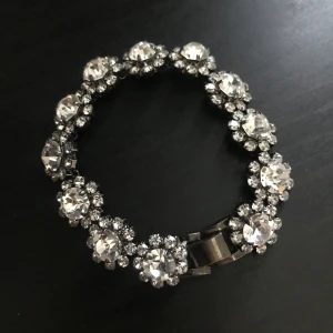 Blommig armband  - En super söta blommig armband 😍 Kan mötas vid T-central eller skicka via post köpare står för frakt 😉