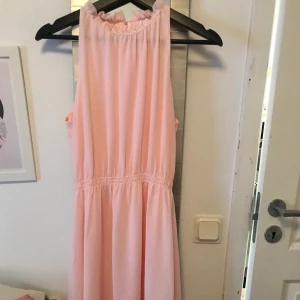 Rosa klänning  - Används en gång på någon avslutning för typ 3 år sedan, men jättefin klänning som är i mycket bra skick!!