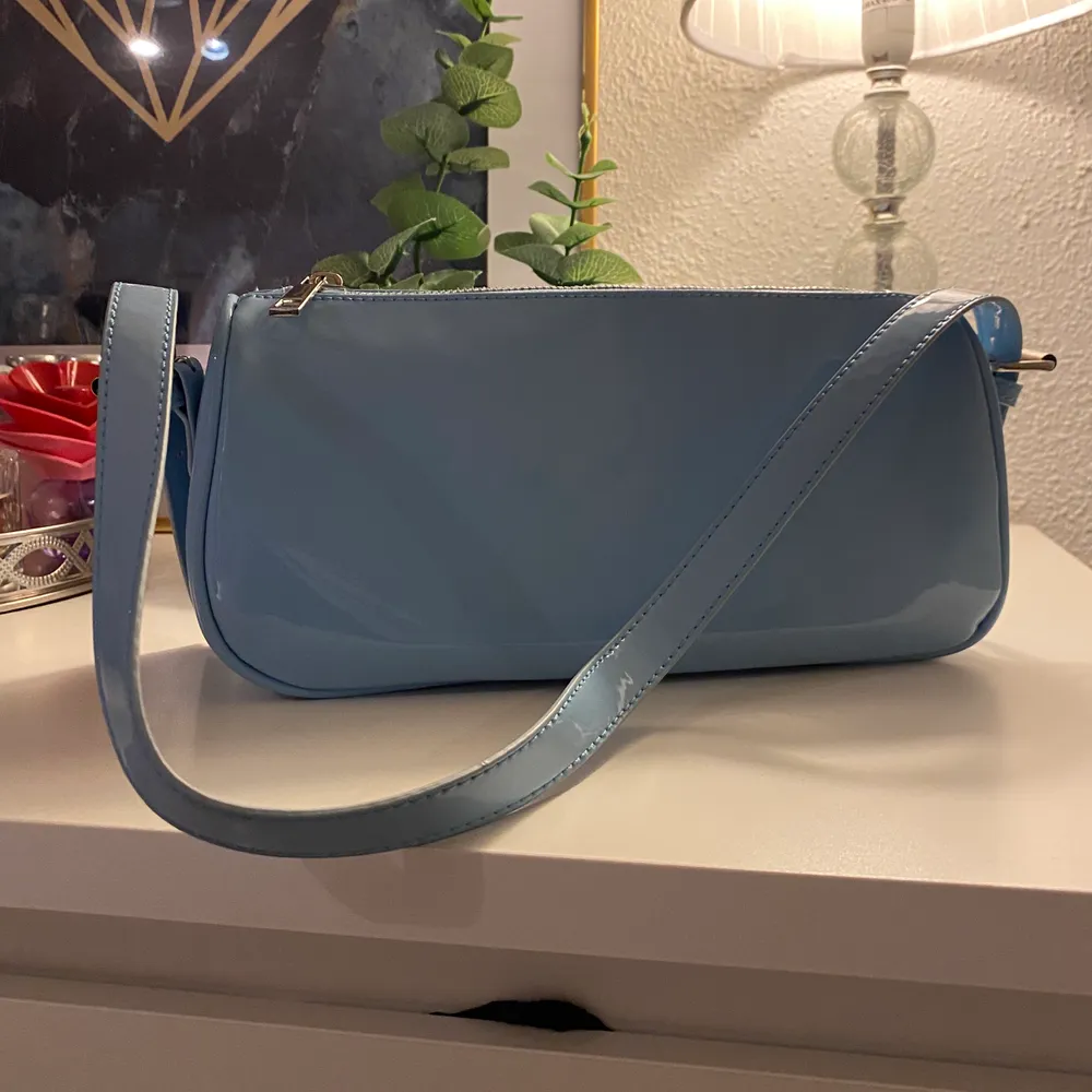 Säljer nu min favoritväska från Nelly i världens finaste blå färg. Säljer pga har alldeles för mycket väskor... Säljer endast vid intressanta bud!🤩🤩‼️ högsta bud just nu: 390kr ‼️‼️. Väskor.