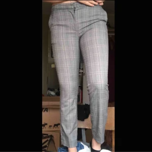  - Fina låga kostymbyxor från Zara. Ett litet hål vid sidan av fickan som är lagat men annars i fint skick:) köpare står för frakt!