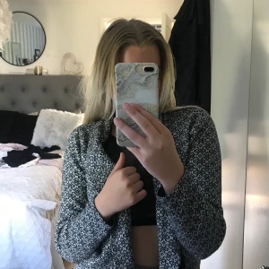 Kofta - Skön, varm kofta i ett svart/vitt mönster med svarta knytbara snören. Säljer på grund av att jag aldrig använder den längre. Köparen står för eventuell frakt😊