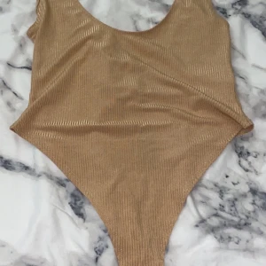 Beige glittrig body  - Storlek S oanvänd 