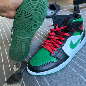 Air Jordan 1 mid green toe - Tänkte sälja dessa Air Jordan 1 mid green toe som knappt använts.Storlek 43 eller US9.5 Tyvärr ingen låda kvar. Slänger med ett par röda snören också tillsammans med originalen. 1000kr eller högst budande. Möts i Sthlm, fraktar mot kostnad :)