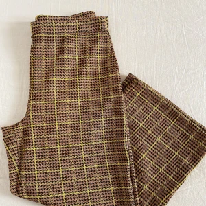 Zara byxor - Zara byxor i Clueless stil. Rak model och sitter mycket fint på :) Pris: 50 eller bud