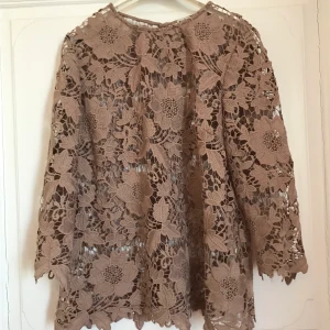 Brun blus - Fin brun blus i storlek medium! ✨ Fint skick! Frakt inräknat i priset. Betalas med Swish. 