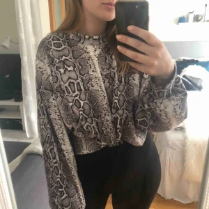  - Jättesnygg tröja med ormprint från Bershka, croppad och lite oversized med ballongärmar. Väldigt bra skick. Frakt tillkommer!😄