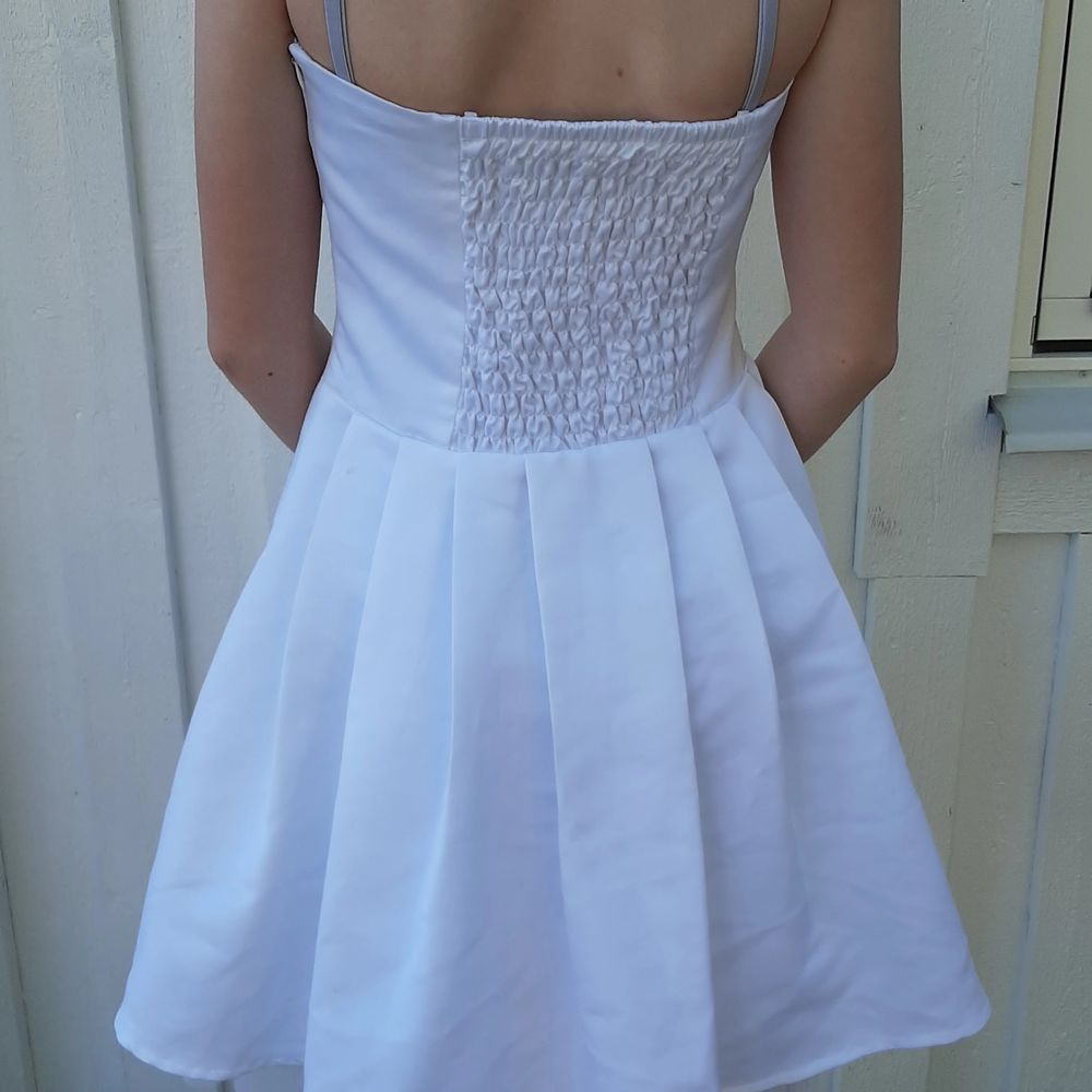 Säljer denna vita klänning ifrån sisters print. Är i bra skick. Frakt tillkommer 🥰❤. Klänningar.