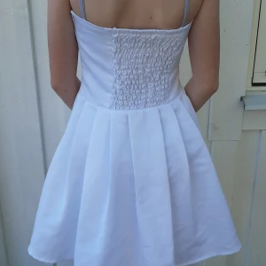 Klänning  - Säljer denna vita klänning ifrån sisters print. Är i bra skick. Frakt tillkommer 🥰❤