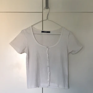 Topp bikbok storlek S  - Topp i ok skick med knappar. Tar inga fler bilder än dom som finns. Den är ett par år så säljer billigt. Frakt ingår i priset