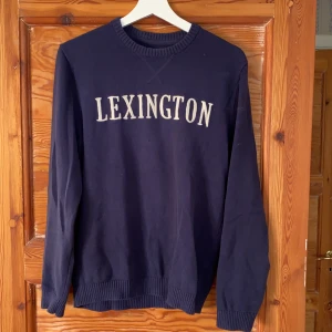 Lexington tröja - Marinblå Tröja från Lexington. Storlek M men passar även S. Frakt tillkommer
