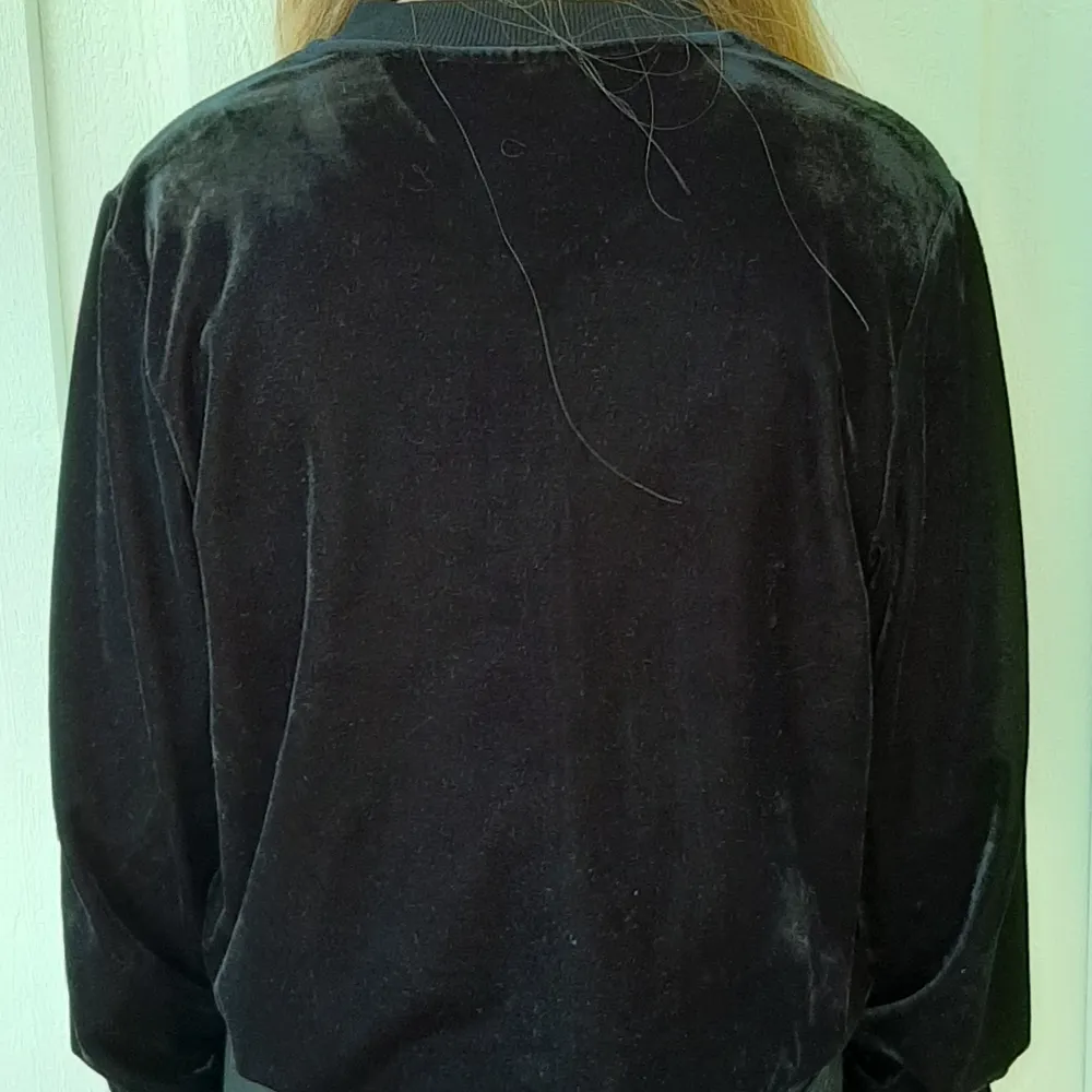 Säljer den här fina svarta tröja/kofta. Den kommer ifrån Kappahl. Är nästan aldrig använd. Frakt tillkommer 🥰❤. Tröjor & Koftor.