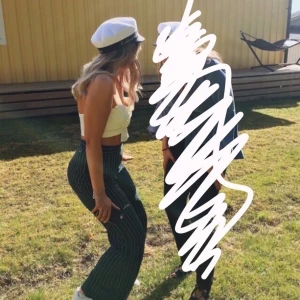 Byxor - Snygga mörkgröna och vitrandiga byxor, sparsamt använda