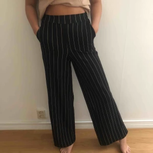  - kostymbyxor från gina tricot, xs men stora i storleken. Har en liten fläck på sig men inget man märker. Aldrig använda. Köparen står för frakten