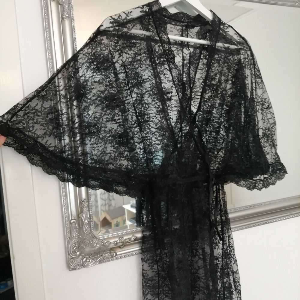 Spets kimono från Hunkemöller som använts 1-2ggr. Kan användas som sovplagg, vardagligt eller på fest. ❤️ . Klänningar.