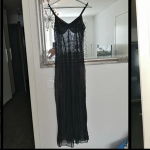 Transparant klänning - Sparsamt använd transperant långklänning 🦋 (Reglerbara axelband)❤️ 