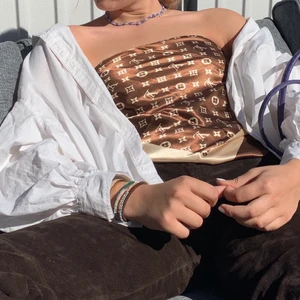 LV-sjal  - Säljer denna LV-sjalen som jag fått av mormor, är med störst sannolikhet inte äkta men otroligt fin nu till sommaren ändå ☺️ (frakt 42kr) Budgicning sker fram till 21/5, just nu på 300kr ✨⚡️