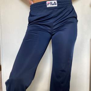 Ett par byxor från FILA! Storlek S men passar även M.🌞 (SWISH) frakt=63kr