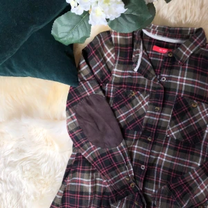 Skjorta  - Superskön skjorta. Sparsamt använd. Storlek 38. Frakt ingår i priset. 