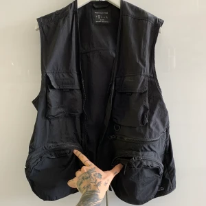 Tech vest  - En snygg Tech Vest från London, köpt på UO. 