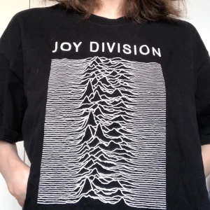 Joy Division-tröja - En klassiker. Väldigt stor - XL - men kan vara riktigt snyggt på nån med mindre storlek också.